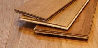 Una plataforma de madera con un taladro encima.