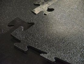 Un primer plano de un piso de madera con un patrón de cuadros.