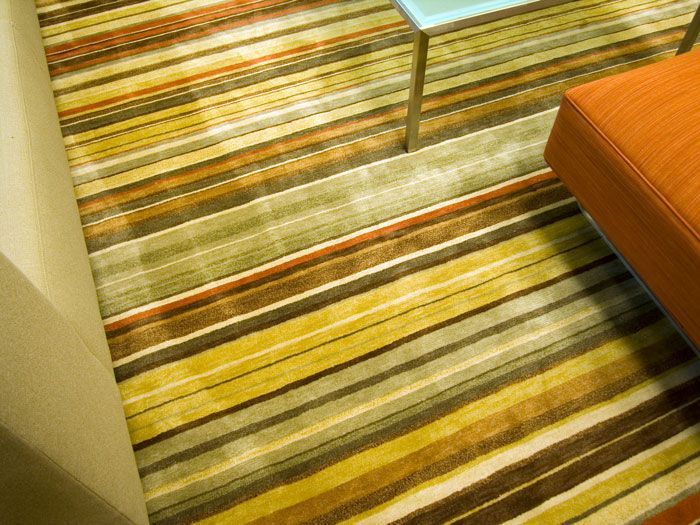 Una alfombra de rayas de colores está en el suelo de una sala de estar.