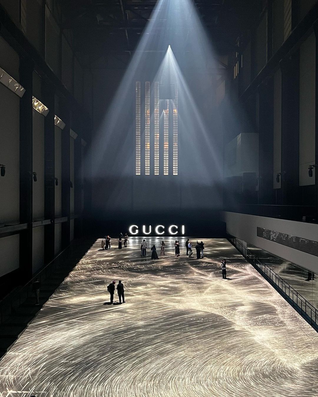 Gucci Cruise 2025 at Tate Modern powered by iMAG’s projection and video solutions — a seamless blend of fashion, art, and cutting-edge technology.