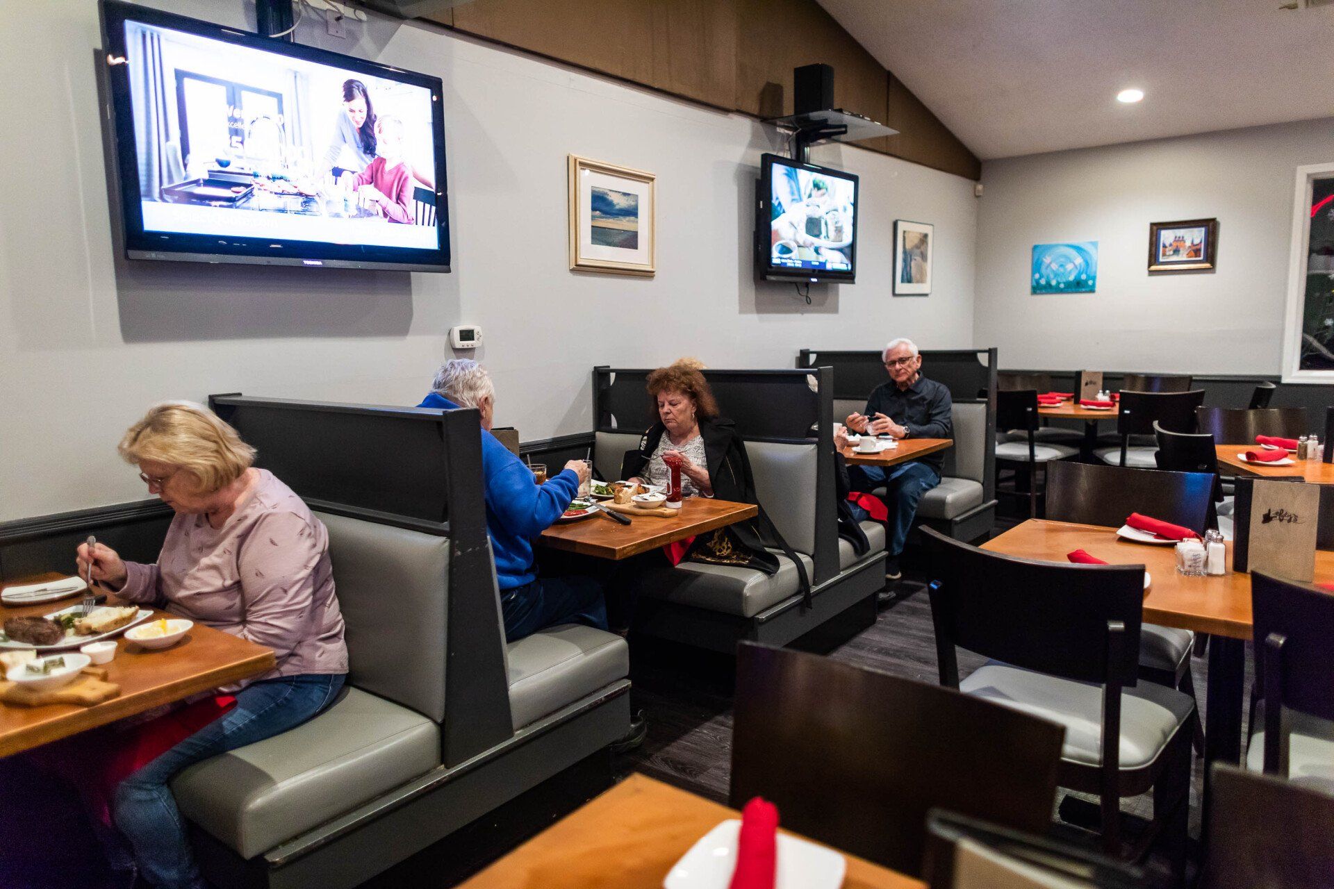 A group of people are sitting at tables in a restaurant.
