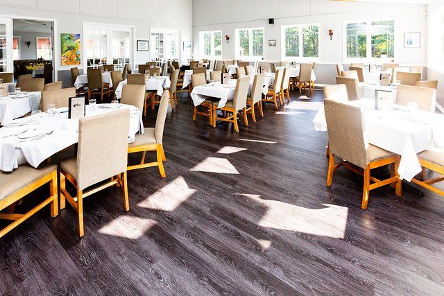 A large dining room with lots of tables and chairs
