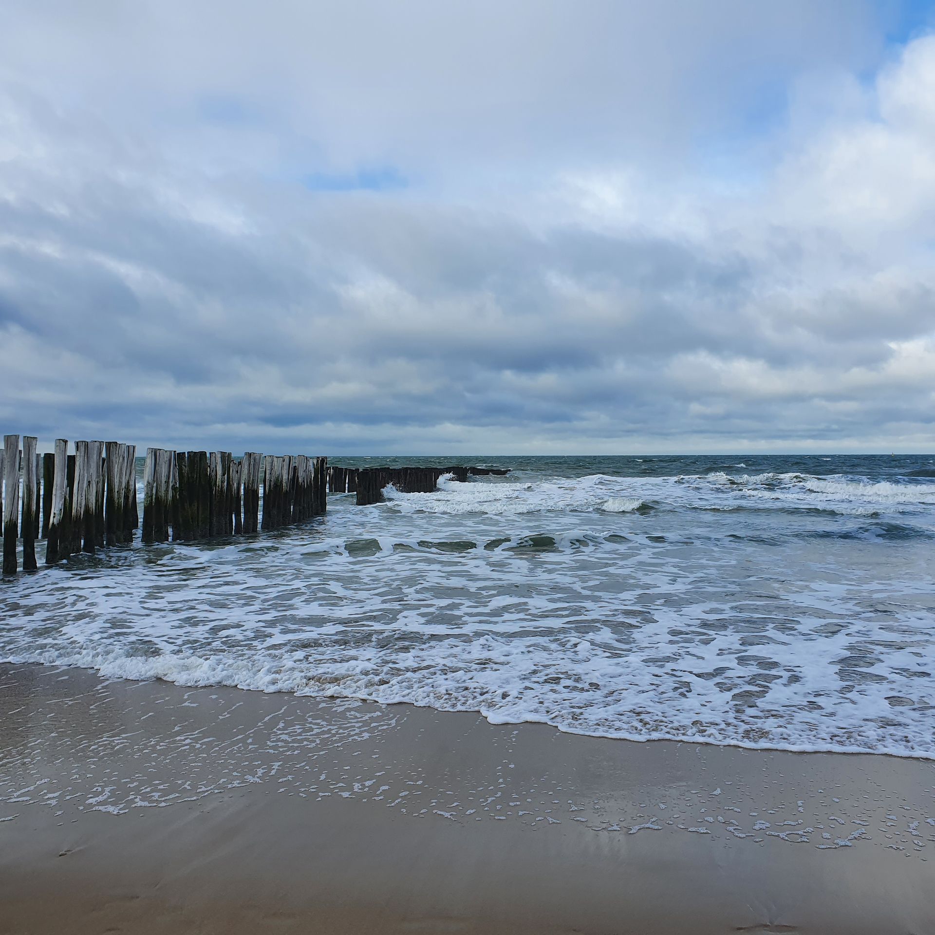 golf spoelt aan op strand
