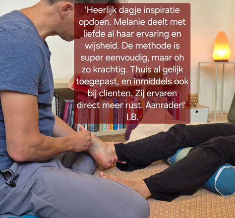 Man geeft voetmassage; tekstoverlay: positieve recensie van een methode waarmee cliënten rust kunnen vinden.