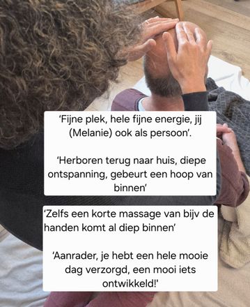 Persoon krijgt een hoofdmassage, handen op het voorhoofd. Tekstoverlay met positieve getuigenissen.