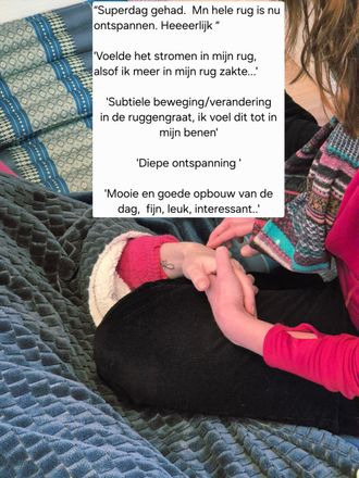 Handen in elkaar, persoon op bed met tekstoverlay over een gevoel van ontspanning.