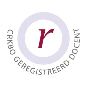 CRKBO-logo voor geregistreerde docenten: witte cirkel met een bordeauxrode