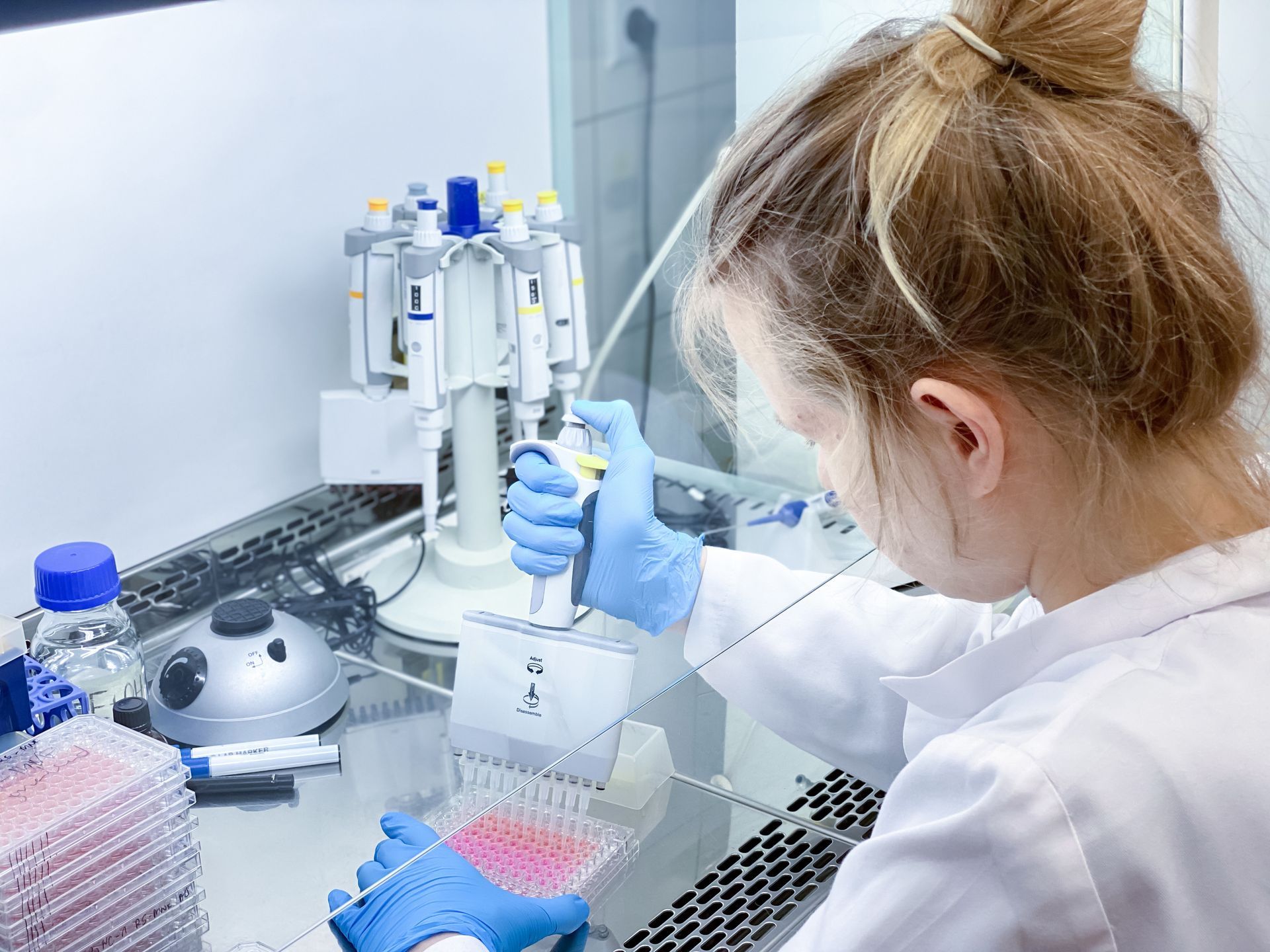 Eine Frau arbeitet in einem Labor mit einer pipette