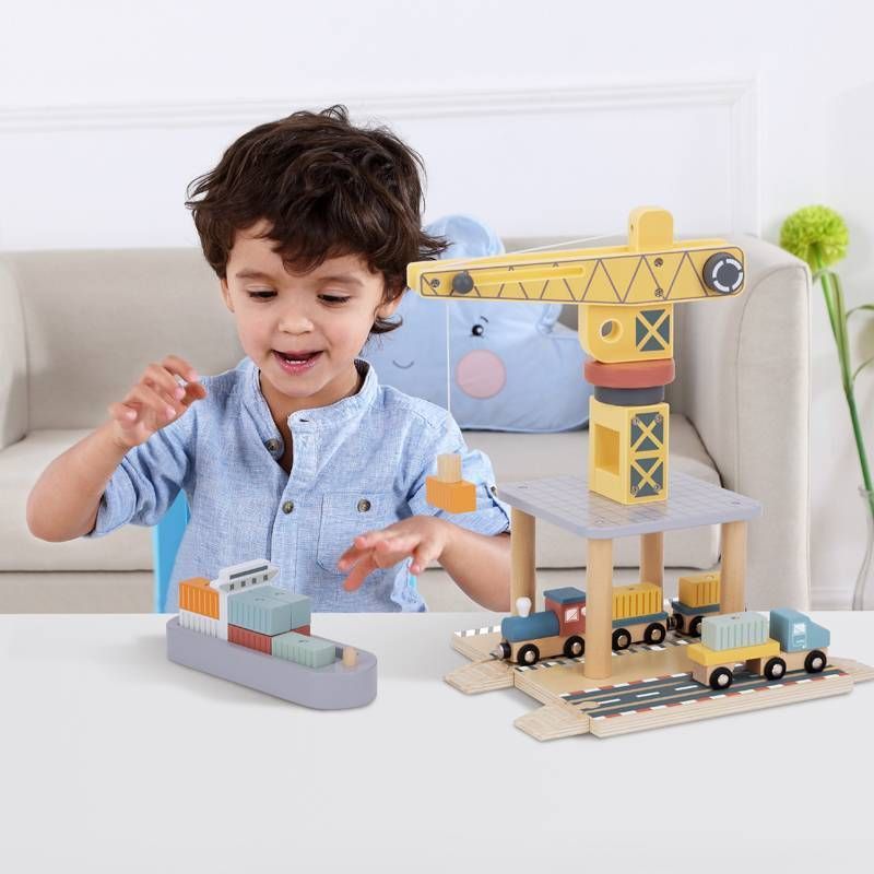 Garto brincando com Gndaste e madeira da Tooky Toy 