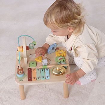 Criança brincando com aramado multi feito de madeira reflorestada da tooky toy
