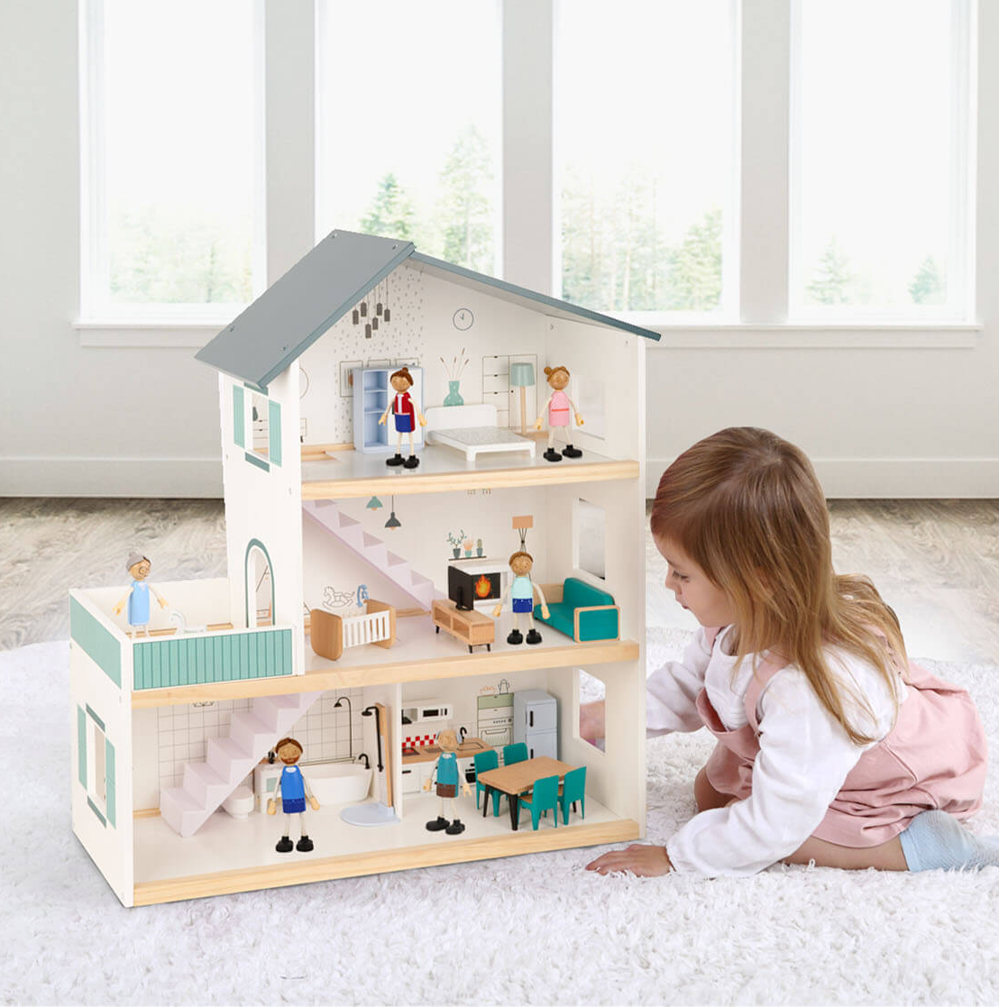 Criança brincando com casa de de madeira da Tooky toy 