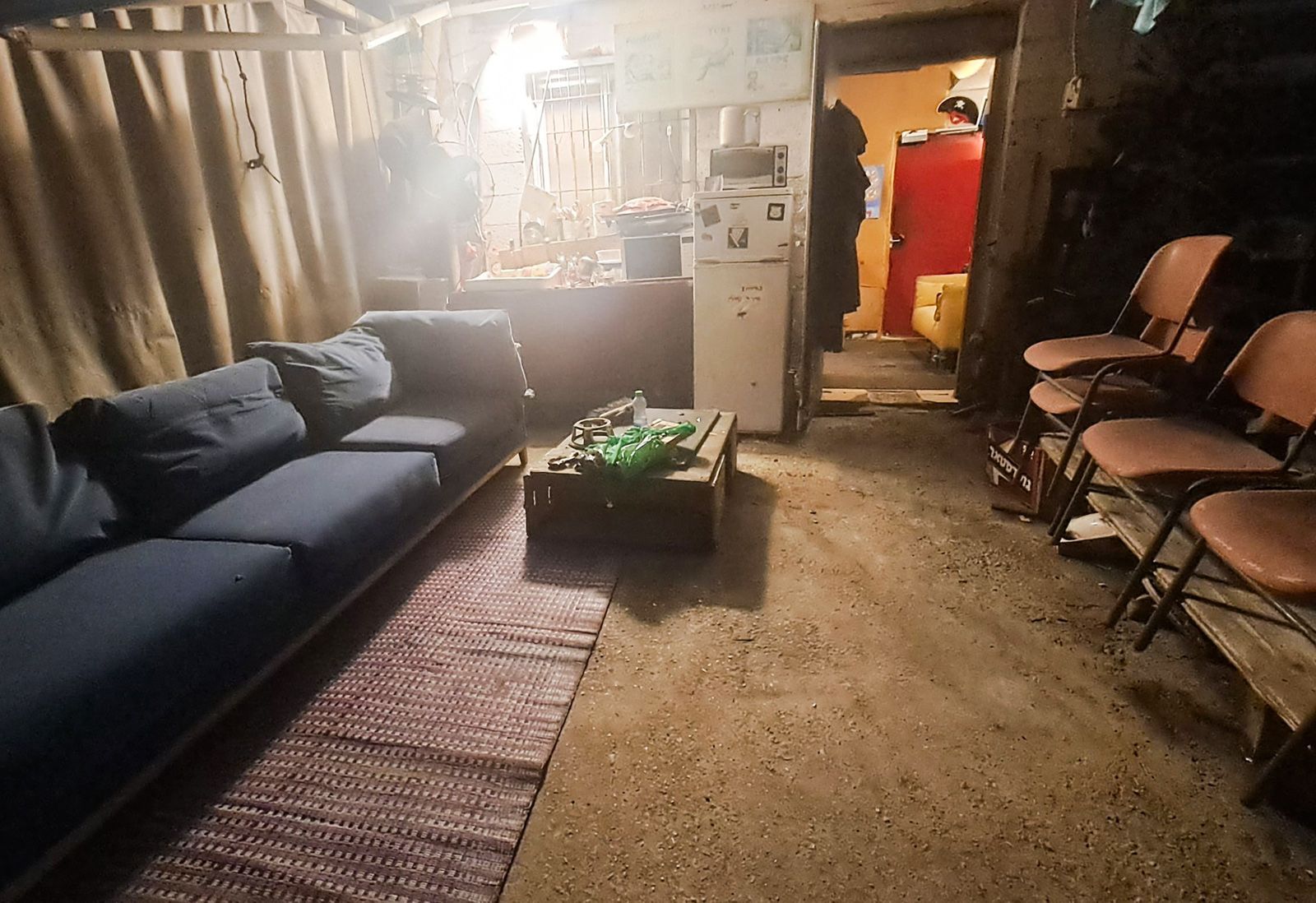תקריב של ציור קנבס מרובע המציג לב ורוד-אדום גדול, שבתוכו שמש צהובה. מעל הלב מופיע כיתוב בעברית בצבעים שחור, לבן ואדום: 'כמה כאב כמה כח'. מתחת ללב מופיע כיתוב בעברית בצבע שחור: 'אשר לוי'.