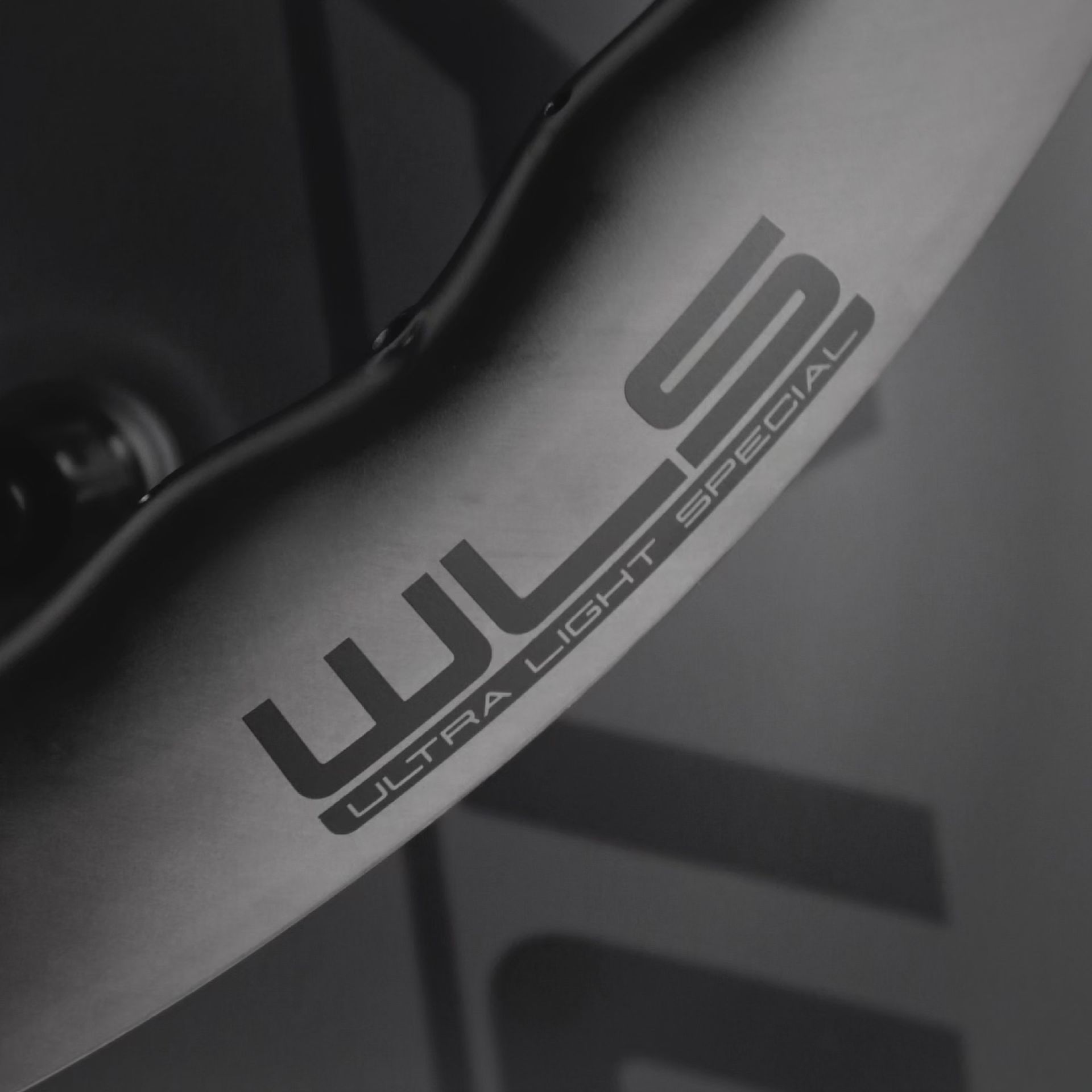 tailwind-wheels-carbon-wls-close