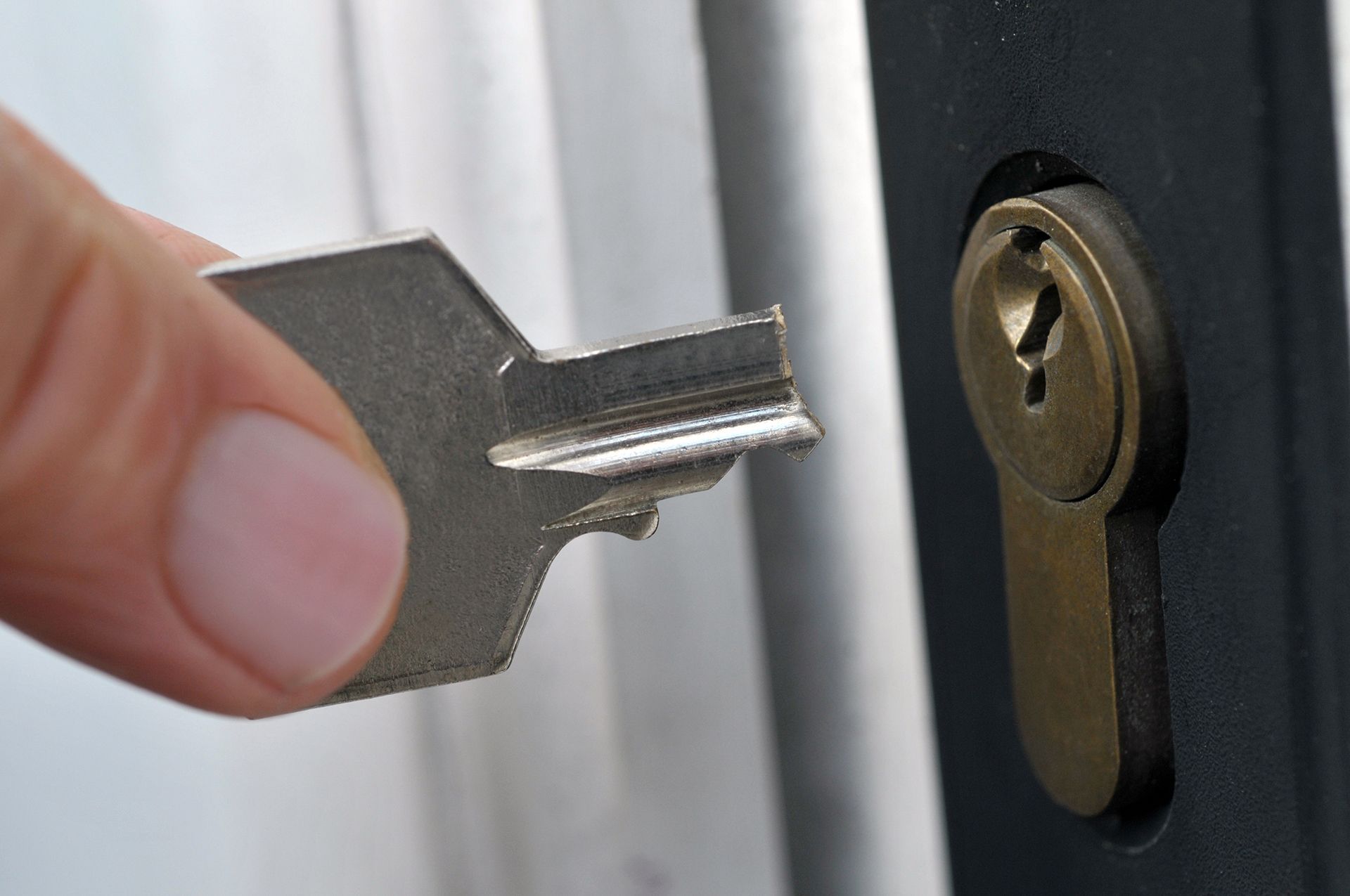 chiave bloccata nella serratura di una porta