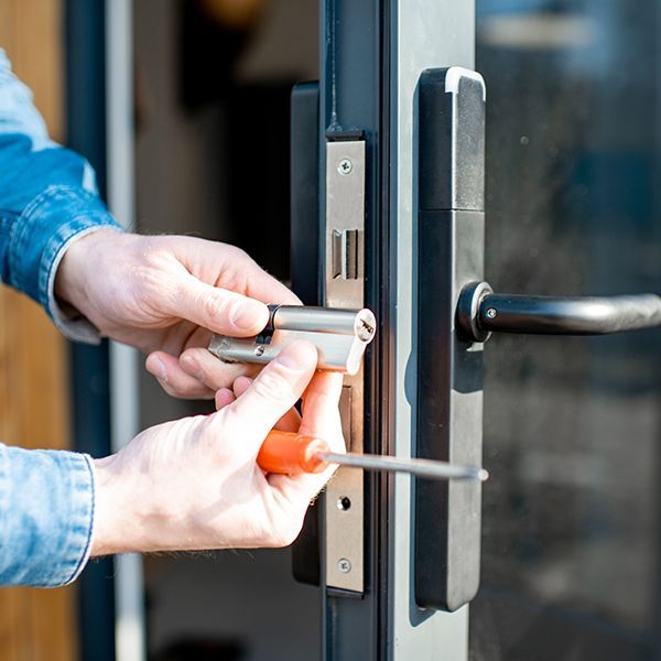 intervento su serratura di una porta