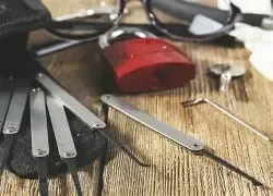 strumenti di un fabbro per apertura porte