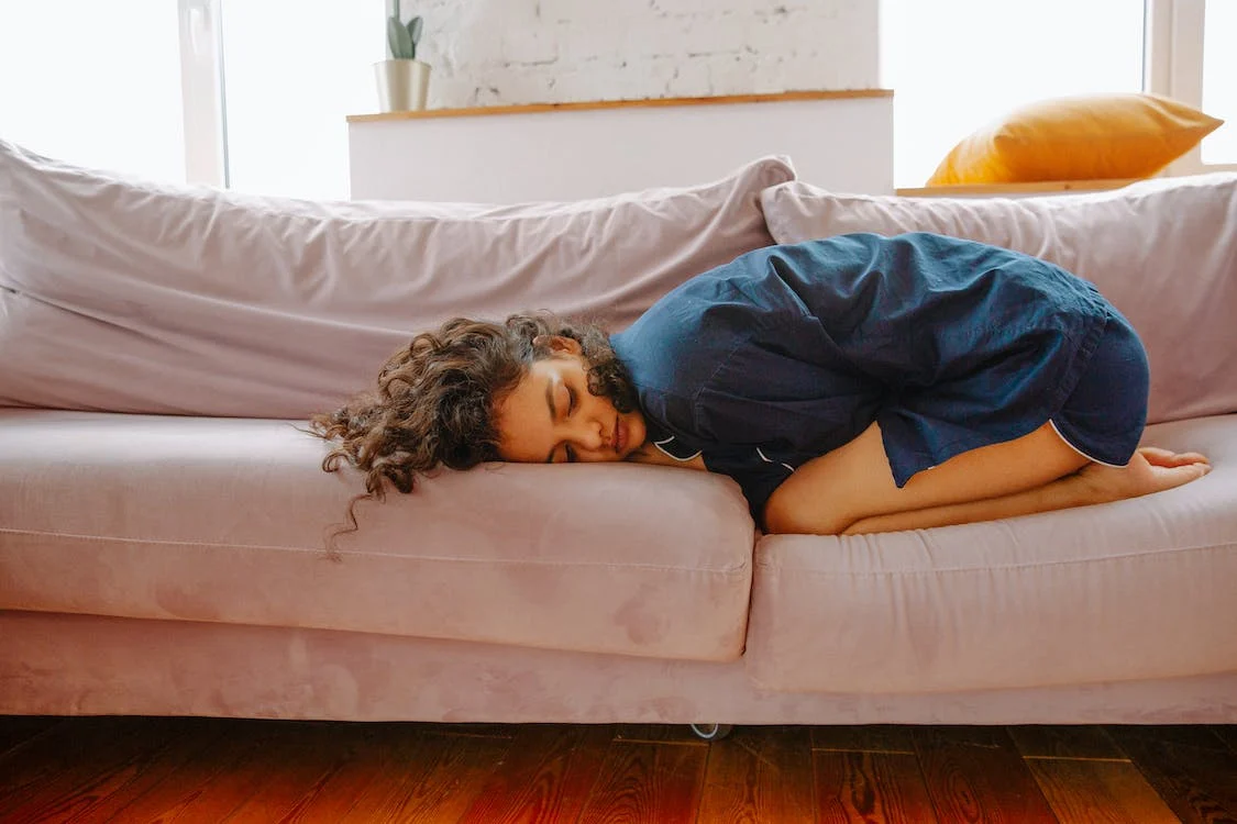 Posisi Tidur untuk Mengurangi Nyeri Haid, Tidur Jadi Makin Nyaman!