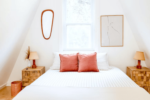 kasur springbed no 3 dibalut sprei putih bersih
