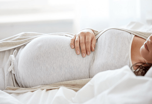 posisi tidur yang baik untuk ibu hamil 7-9 bulan adalah telentang