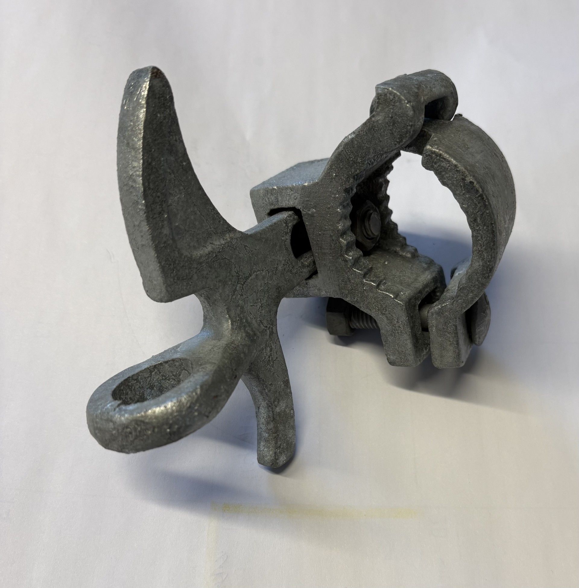 Collier de serrage gris en métal pour poteau de clôture, avec pince, support et levier.