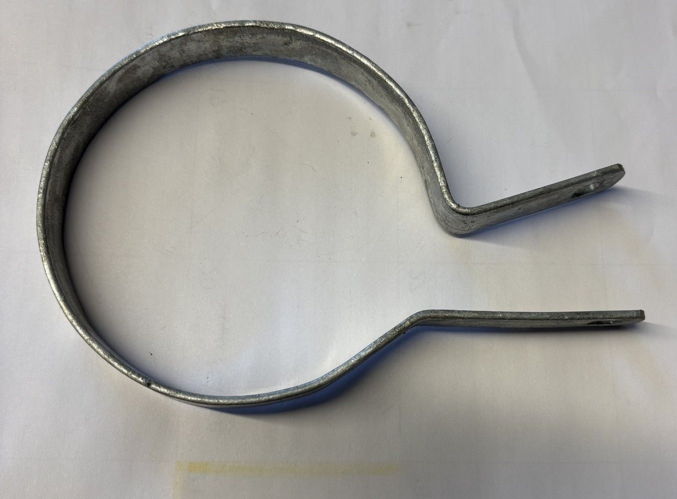 Collier de fixation pour poteau de clôture en métal galvanisé à deux trous.