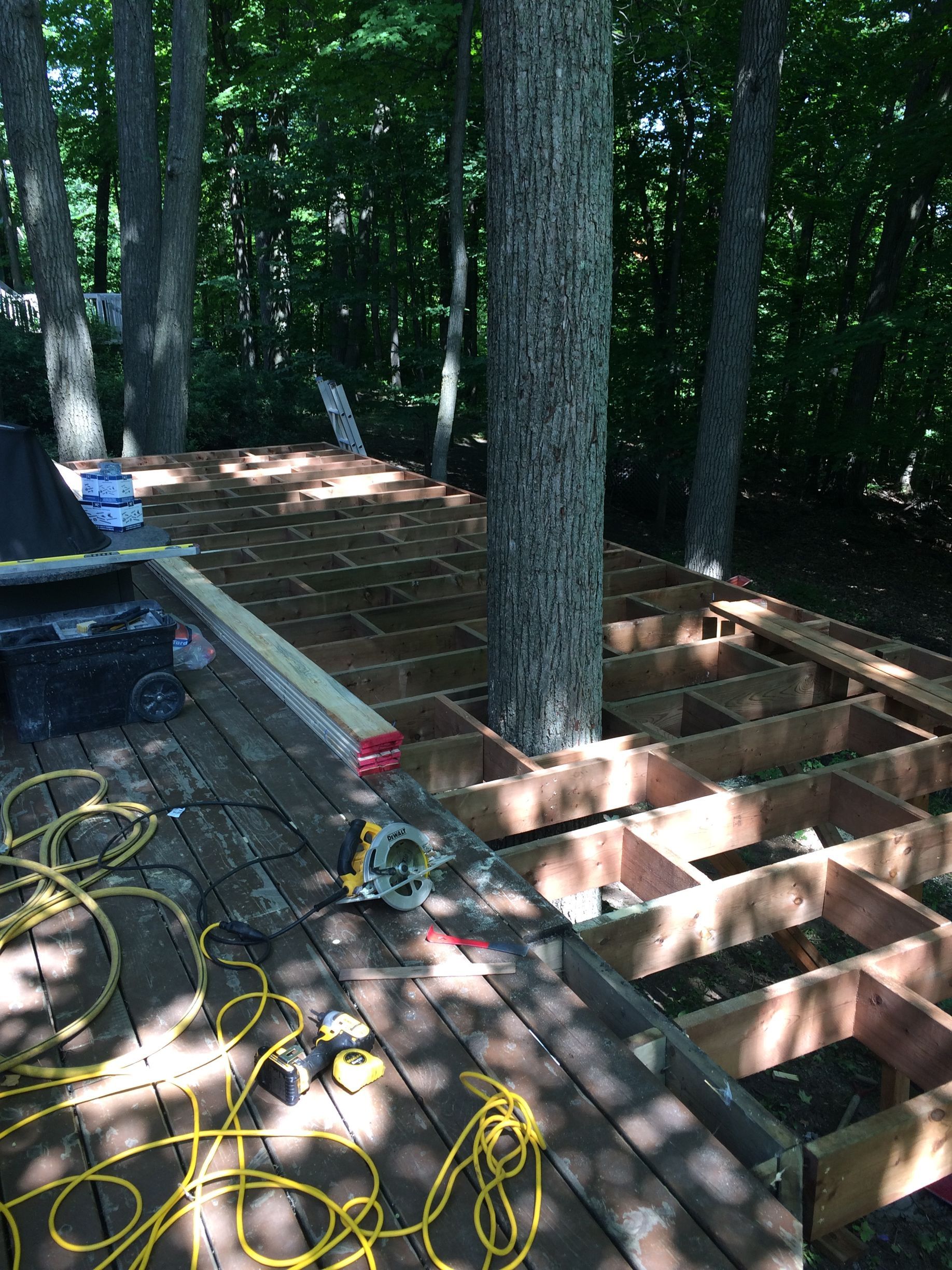 Une terrasse en bois est en cours de construction dans les bois.