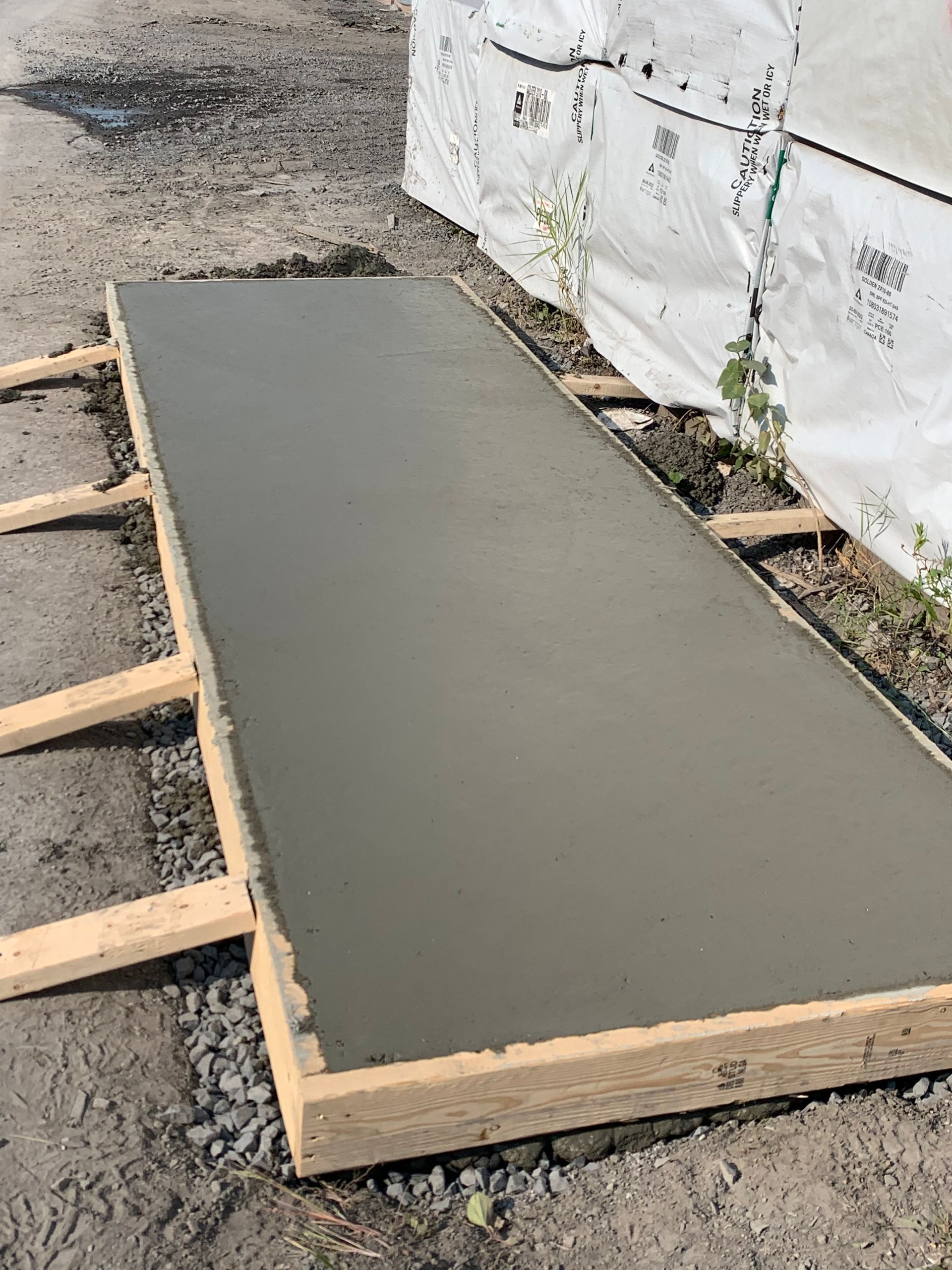 Un grand morceau de béton repose sur un cadre en bois.