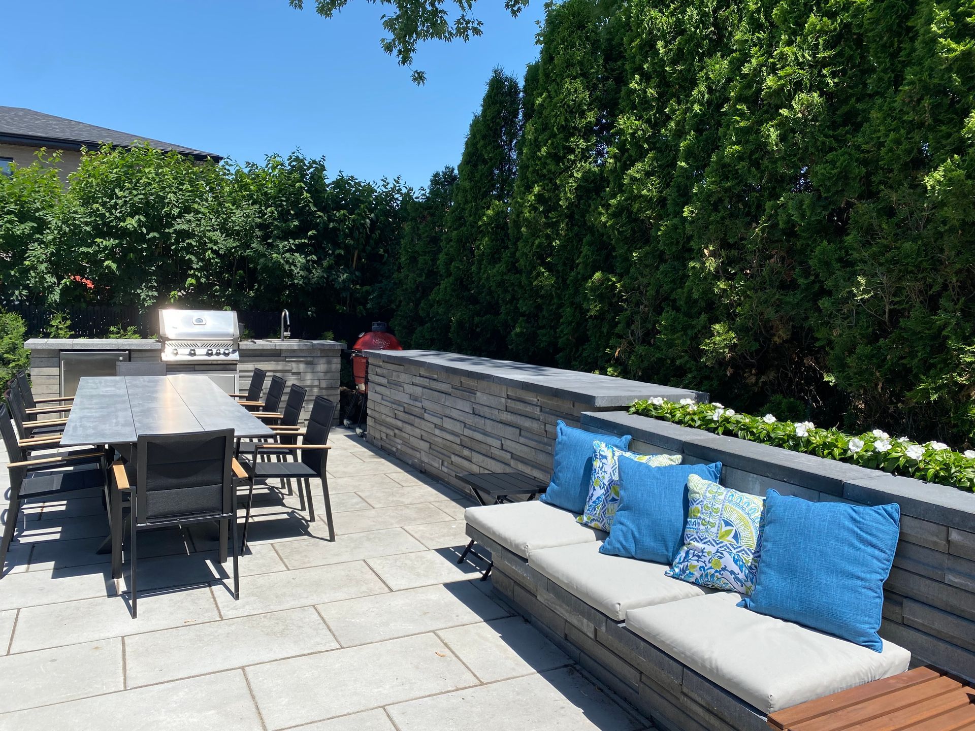 Un patio avec une table, des chaises et des coussins bleus