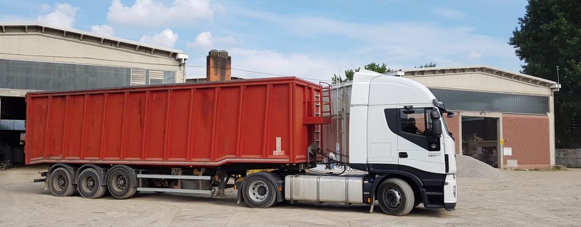 Camion rifiuti ferrosi con gru