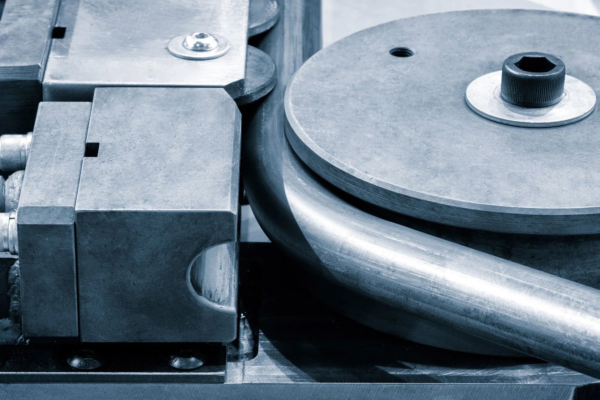calcolo del ritorno elastico nella curvatura dei tubi metallici