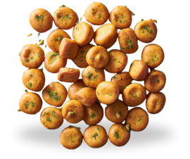 Een stapel gebakken aardappelen op een witte achtergrond