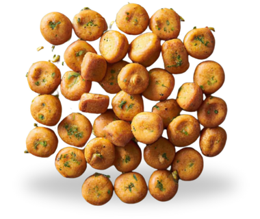 Een stapel gebakken aardappelen op een witte achtergrond