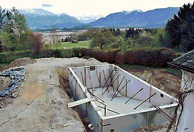 Fundamentschalung auf einer Baustelle mit Bergen im Hintergrund