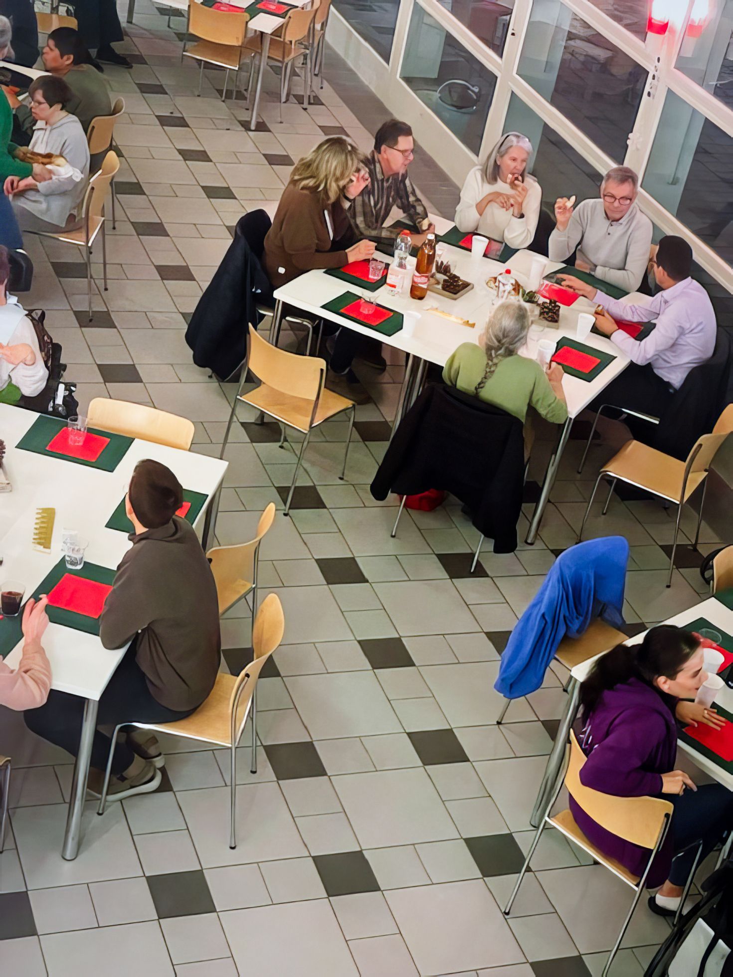 Eine Gruppe von Menschen sitzt an Tischen in einem Restaurant