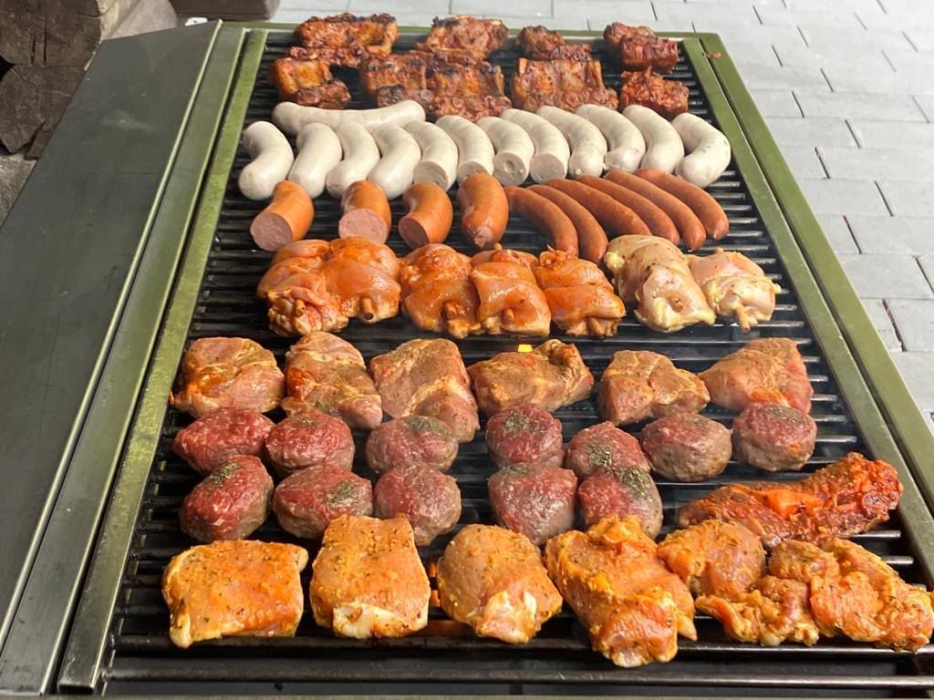 Ein Grill mit verschiedenen Fleisch- und Wurstsorten
