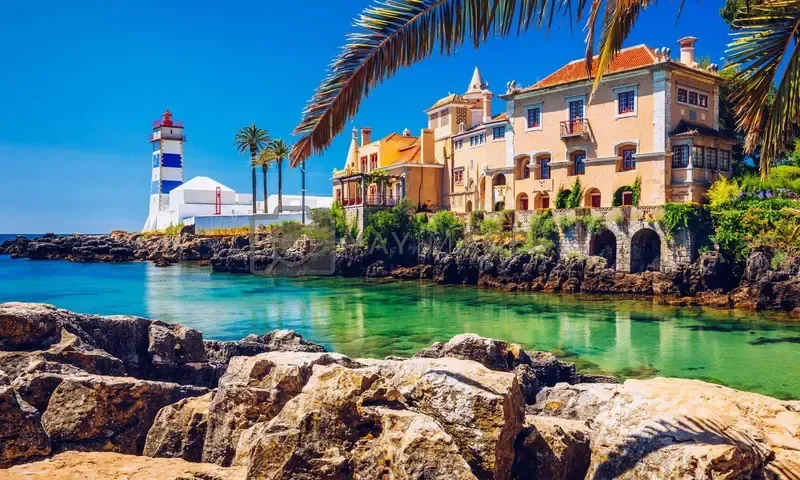 The Santa Marta lighthouse and turquoise water at Cascais