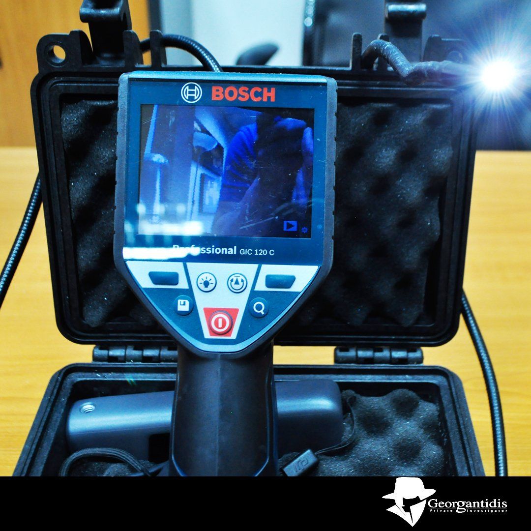 Κάμερα επιθεώρησης Bosch σε μαύρη θήκη, που δείχνει ένα μπλε φωτισμένο εσωτερικό. Ένας φωτεινός φακός LED λάμπει στα δεξιά.