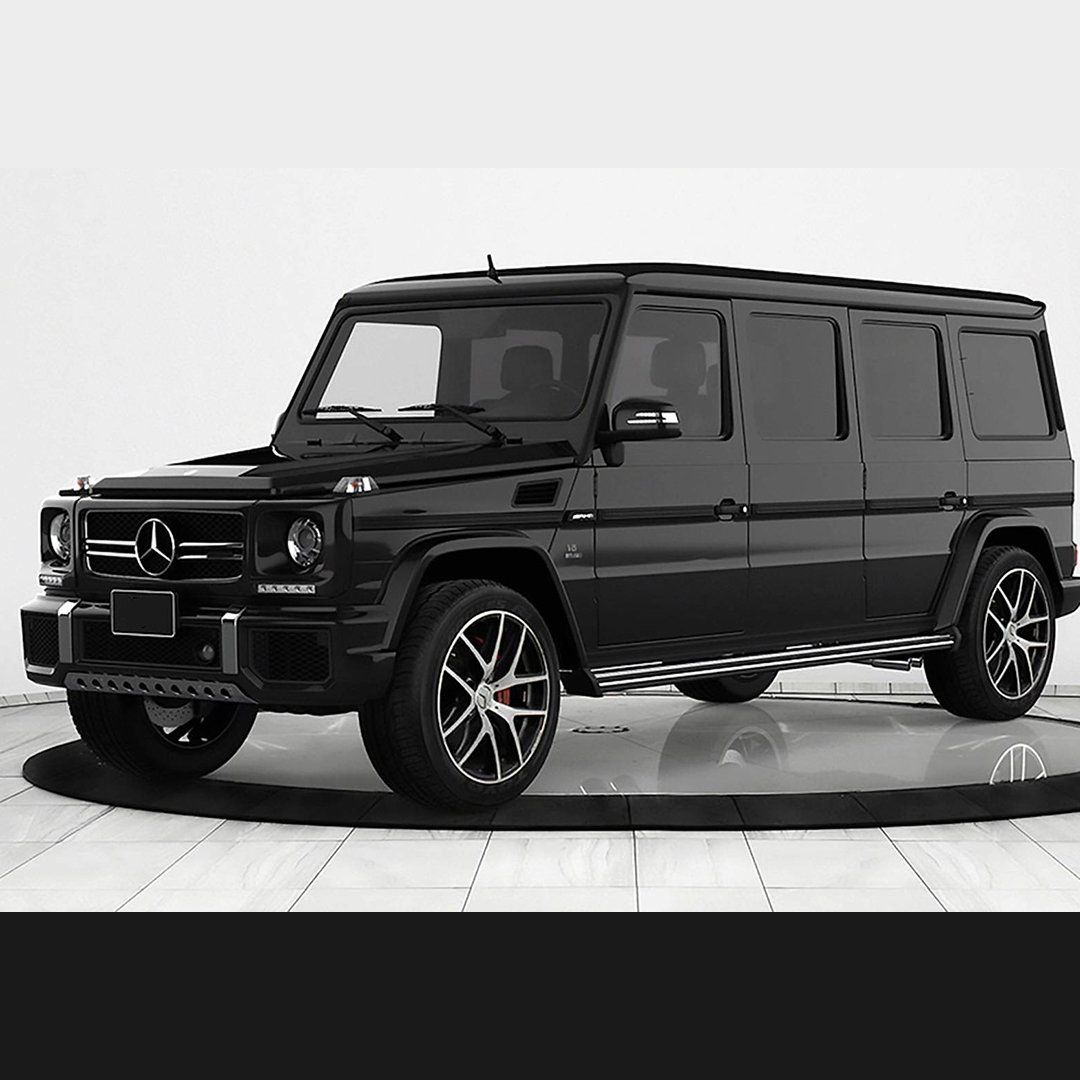 Μαύρο, εκτεταμένο SUV Mercedes-Benz G-Class με φιμέ τζάμια, παρκαρισμένο σε ανακλαστική επιφάνεια.
