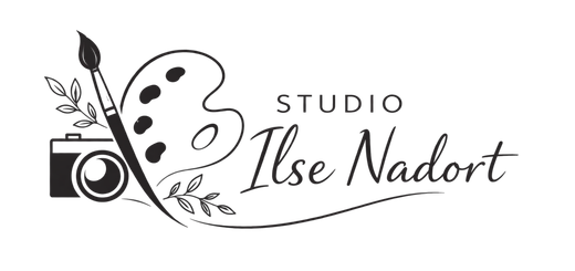 Het logo van Studio Ilse Nadort met een camera, een verfpalet en een bloemmotief op een witte achtergrond.