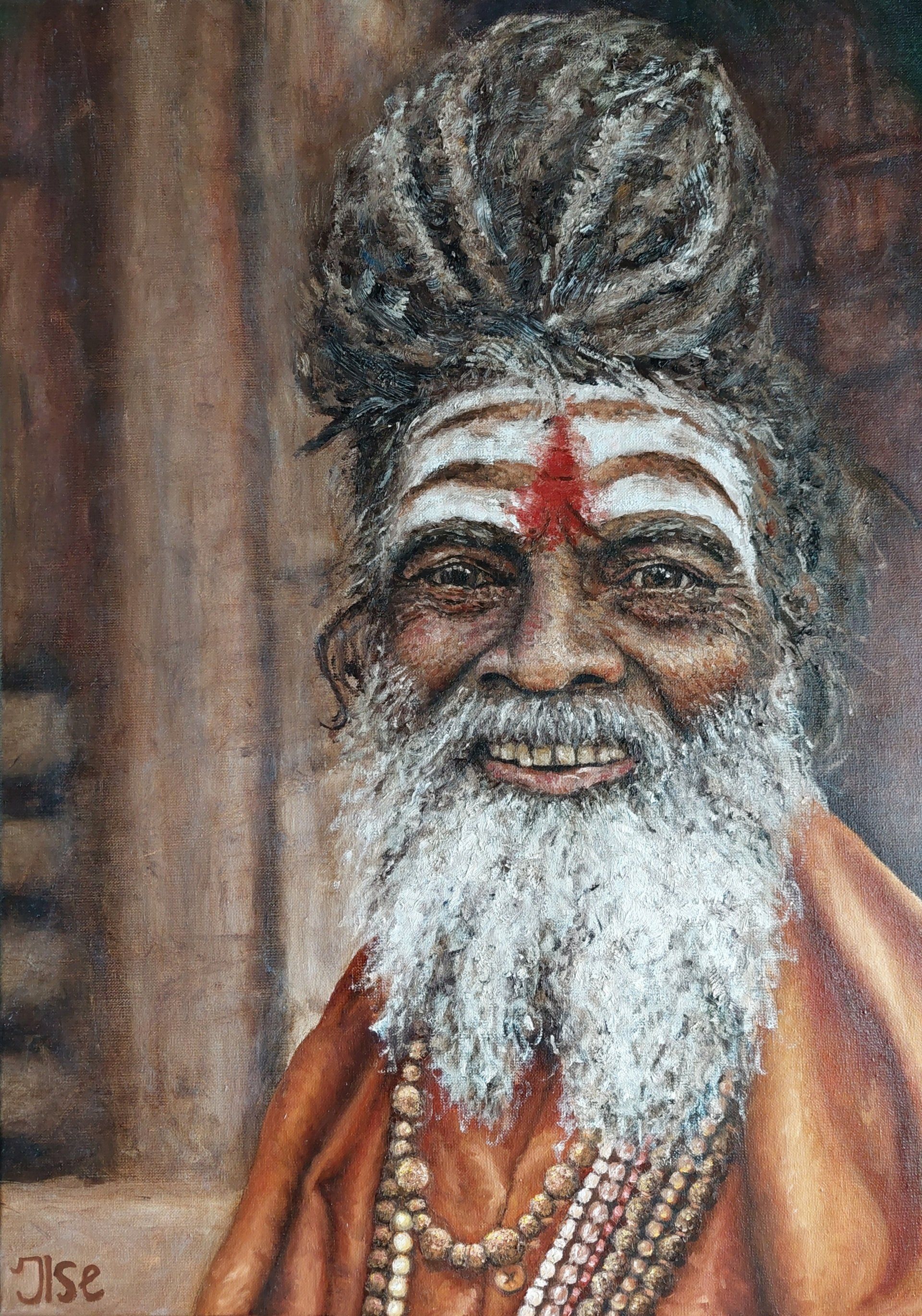 Portret van een glimlachende, bebaarde wijze met asvlekken en rode tilak, gekleed in oranje gewaden en kralen.
