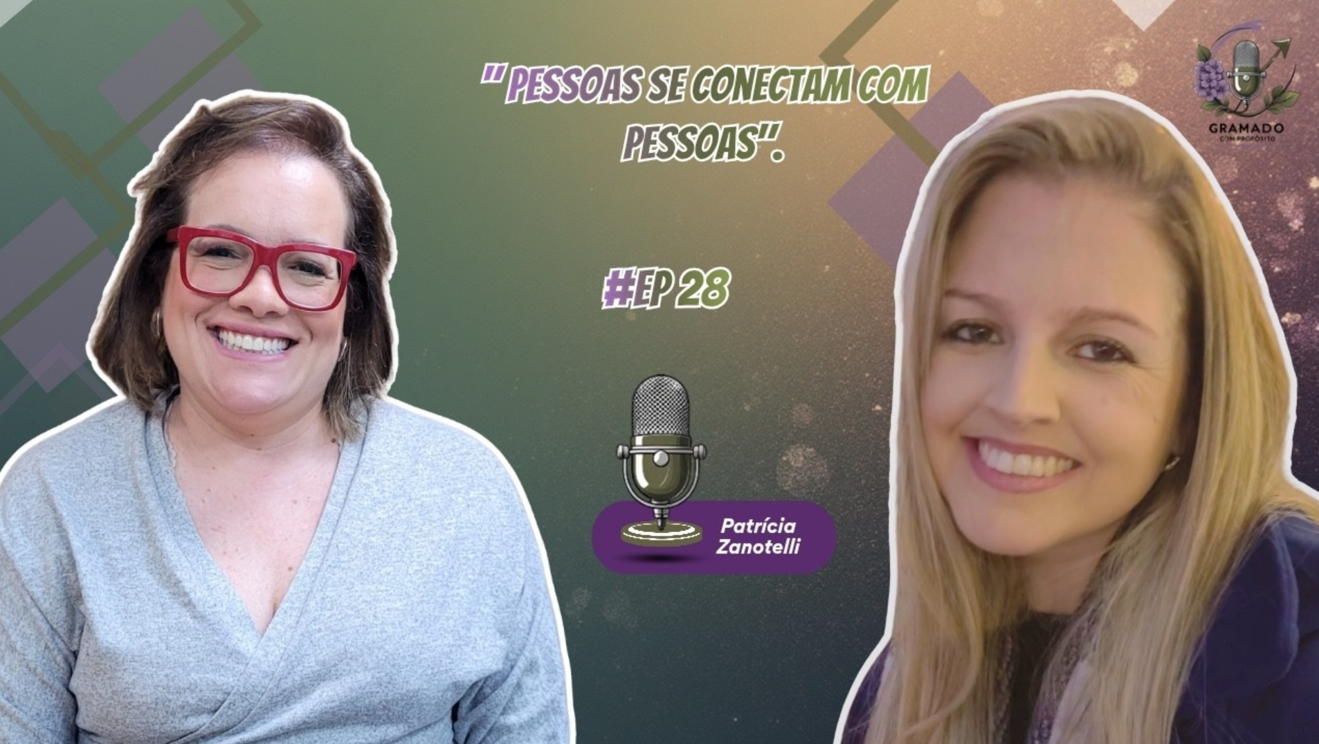 Duas mulheres sorridentes ladeando um microfone de podcast com o título em português sobre um fundo roxo.