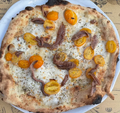 pizza bianca con pomodorini gialli e alici