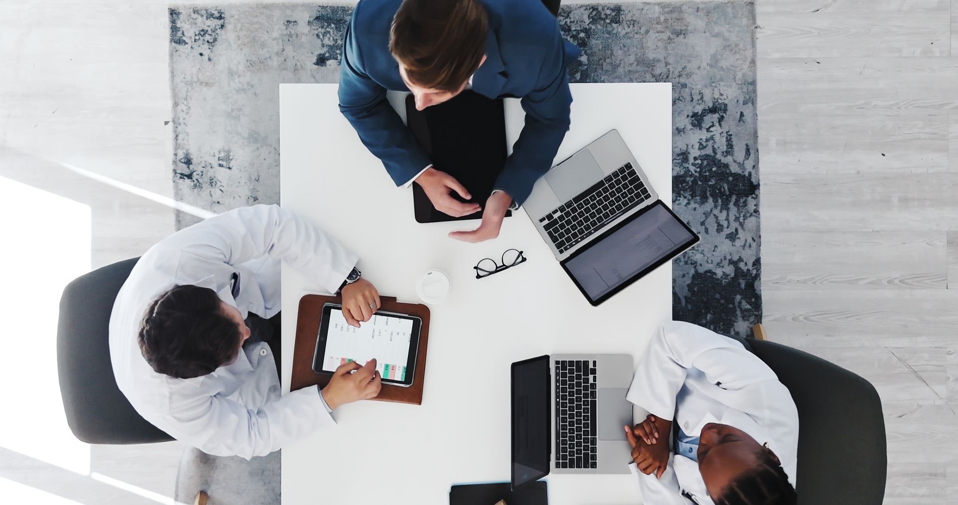 A group of people is talking in a meeting. A group of people is talking in a meeting.