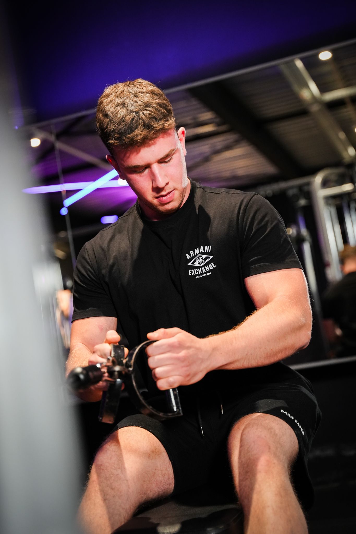 Een grote sportschool vol met fitnessapparatuur.