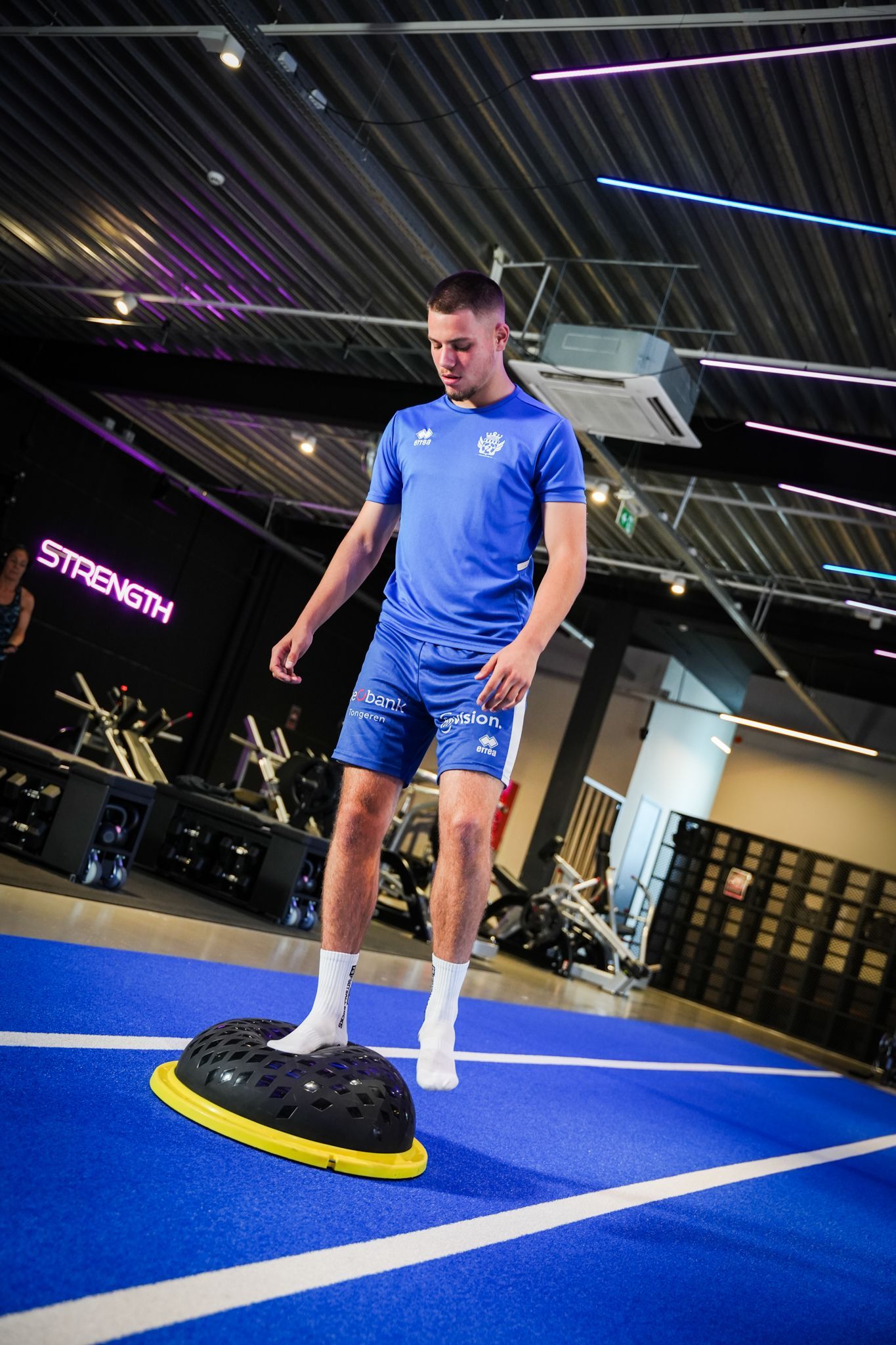 Een groep kettlebells staat op een tafel in een sportschool.