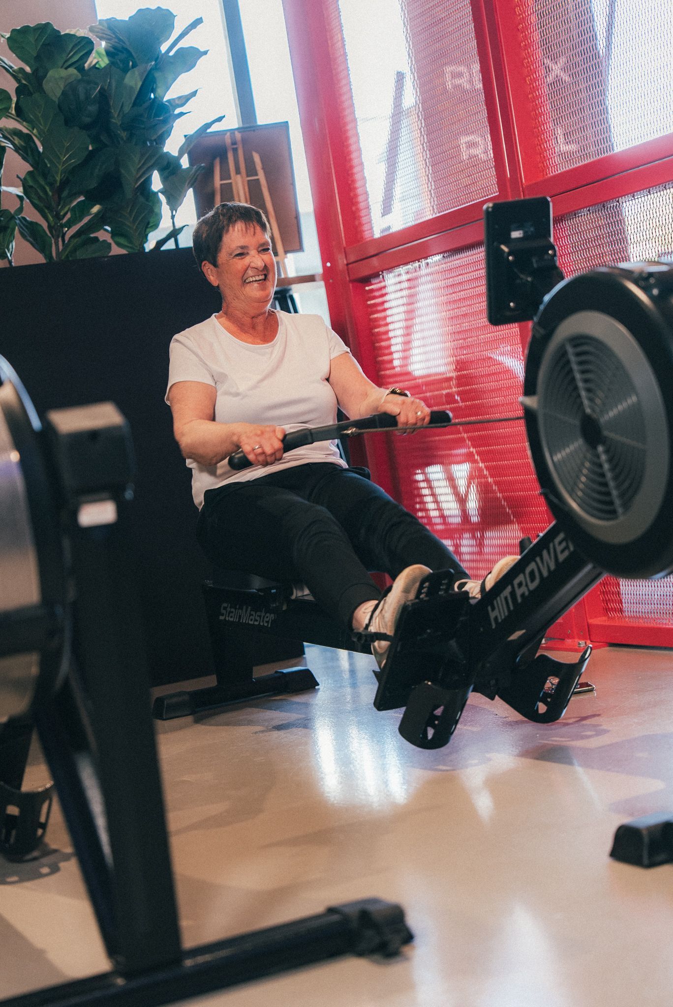 Er is een blauwe baan in het midden van de gymzaal.