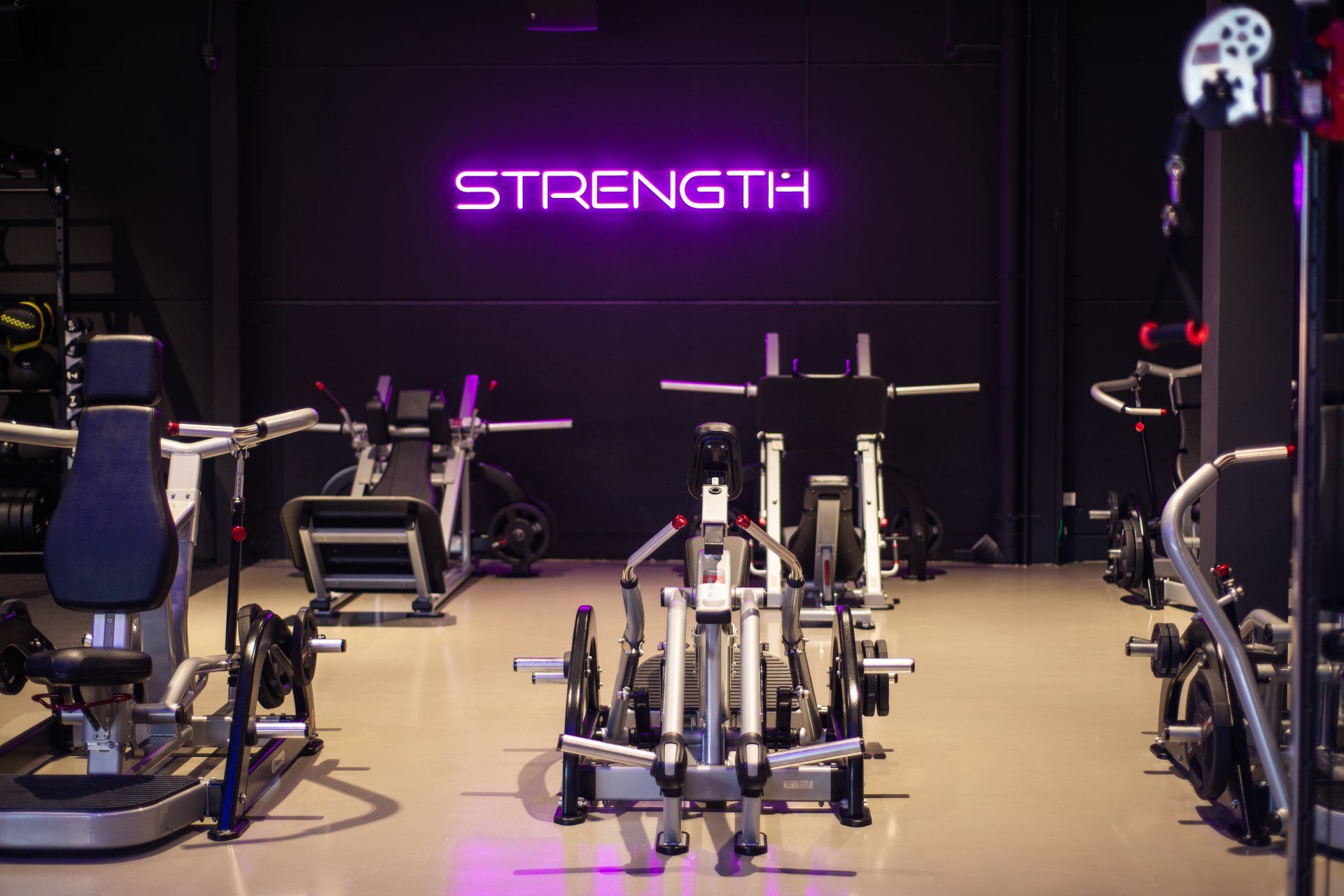 Een sportschool met een paars bord waarop kracht staat.