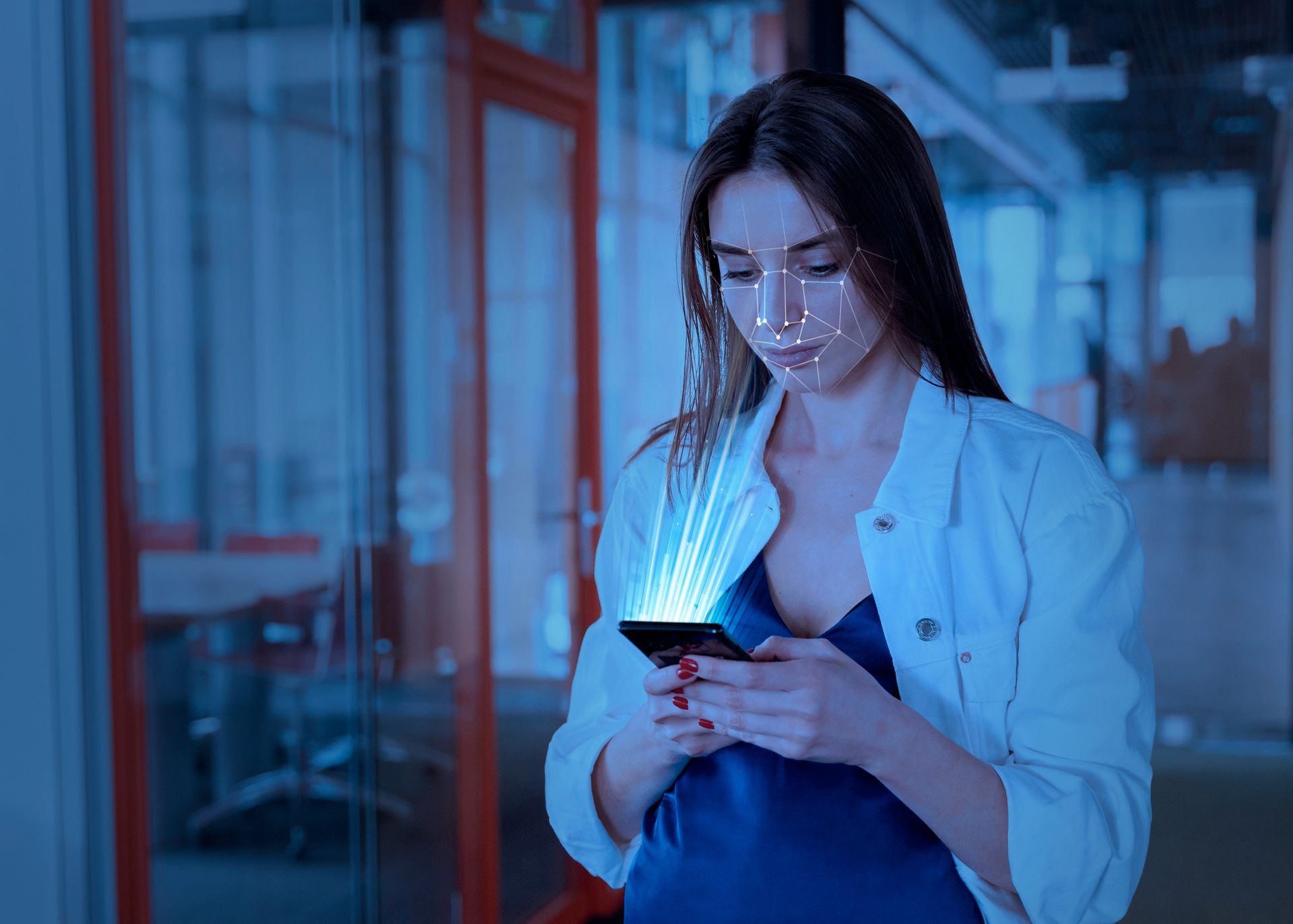 Uma mulher usando um celular com software de leitura facial