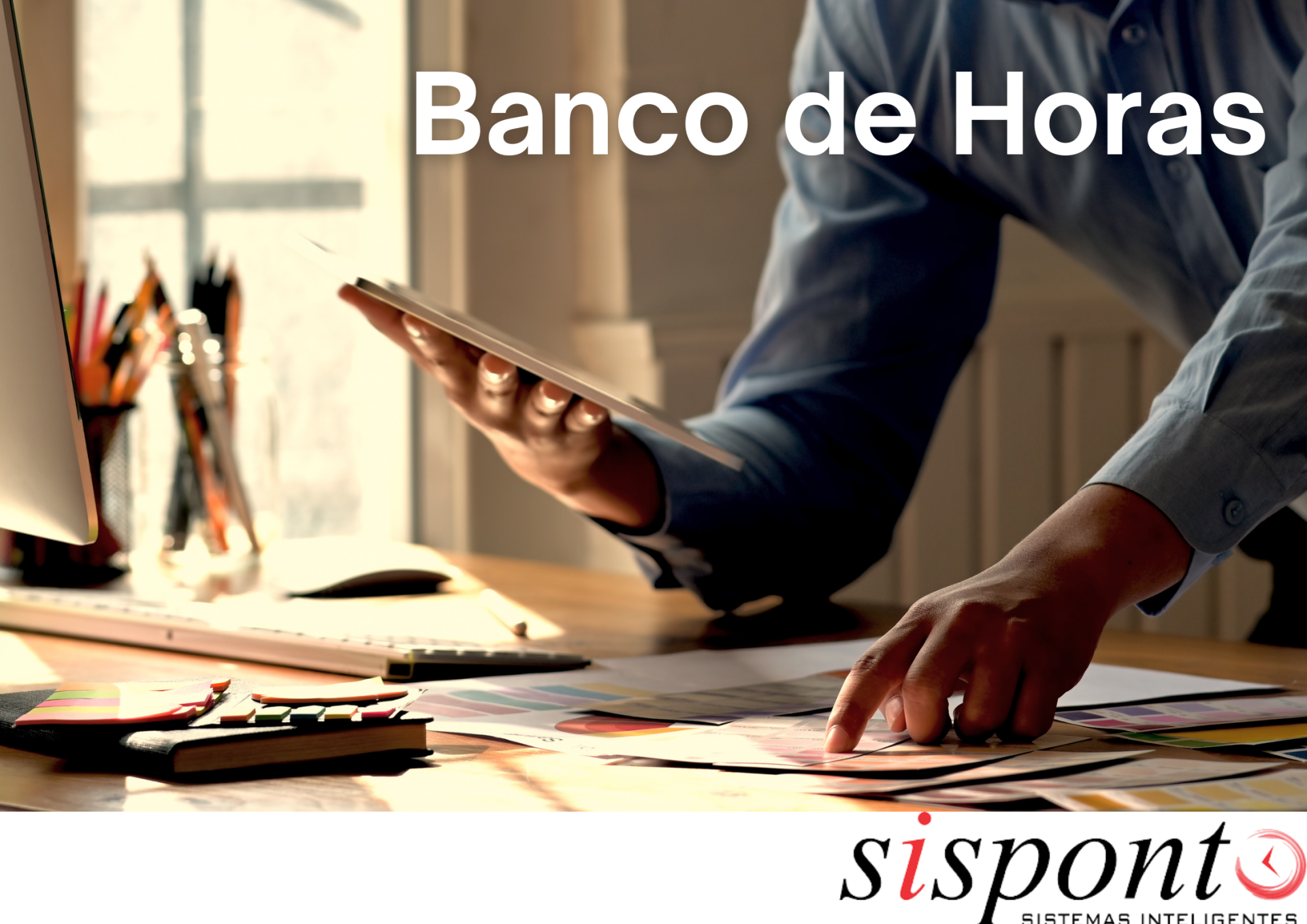 pessoa elaborando um banco de horas homem segurando um tableta perto de uma mesa cheia de papeis e um teclado de computador