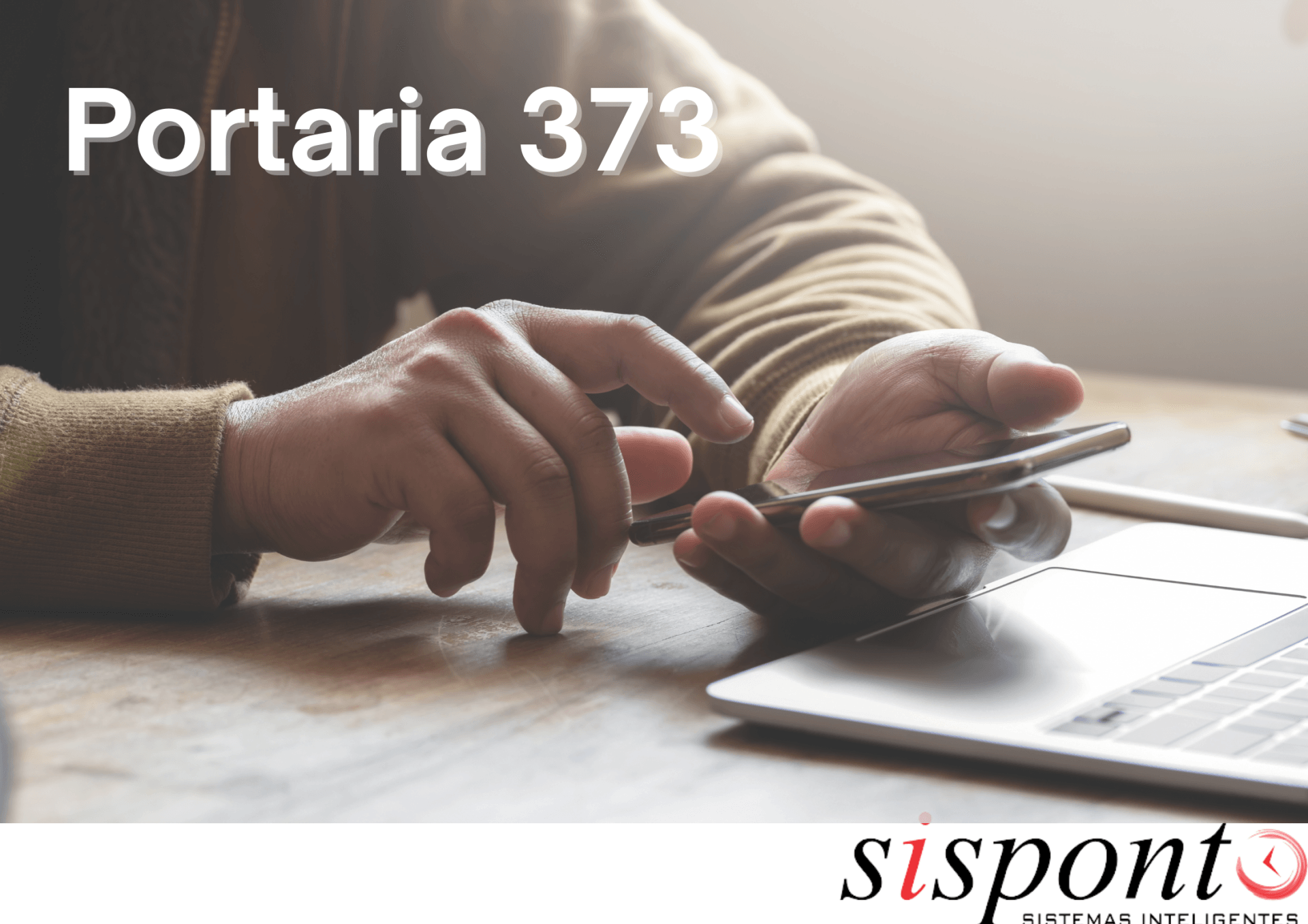 pessoa segurando um celular com suas mãos, portaria 373 excrito no canto superior esquerdo